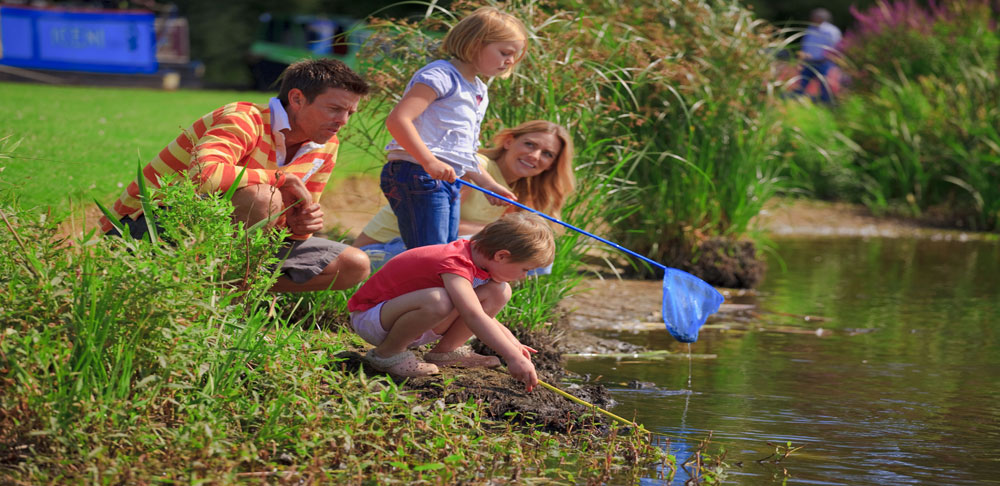 Canal_Side_Family_Fishing_MK